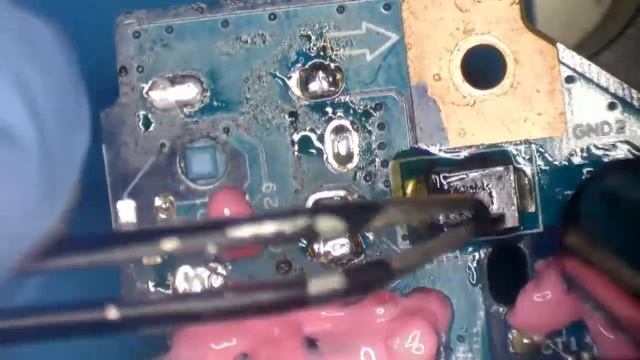 Reparación de un packard bell tj66 con cortocircuito en placa base смотреть онлайн