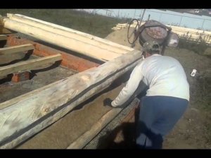 Ставим сруб на джут. Кладем второй венец сруба на джут