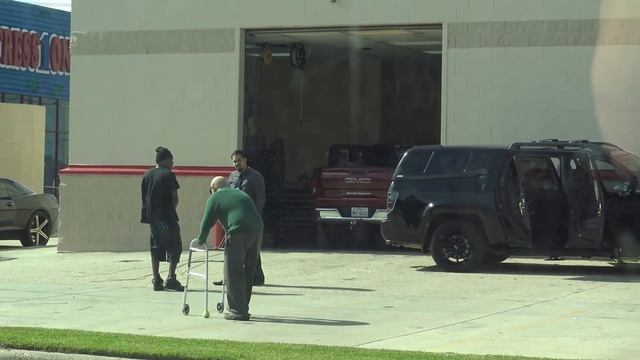 GRAMPS GOES SHOPPING ON HOVERBOARD! смотреть онлайн