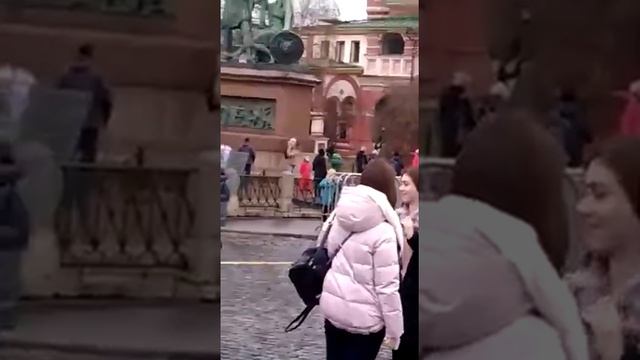 ГУЛЯЮ ПО КРАСНОЙ ПЛОЩАДИ смотреть онлайн