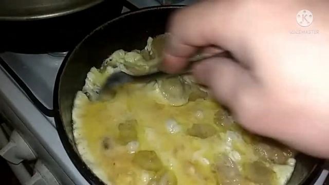 Жареные пельмени с яйцом на сковороде под сметаной . смотреть онлайн