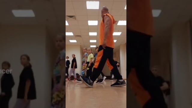 САМОЕ КРУТОЕ ДВИЖЕНИЕ НОГАМИ ШАФФЛ! С ЭТИМ ДВИЖЕНИЕМ СМОЖЕШЬ ТАНЦЕВАТЬ ВЕЗДЕ ☝ смотреть онлайн