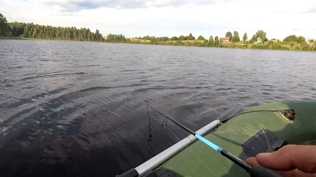 Отличный клев окуня на вечерней зорьке, на небольшом озере смотреть онлайн