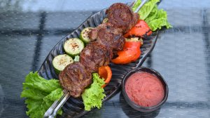 Ролл из баранины. Сливовый соус