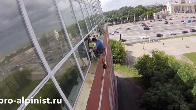 Промышленный альпинист. Замена стеклопакета. смотреть онлайн