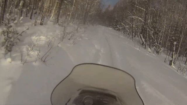 Поездка на снегоходах в избу, поднимаемся на крутую гору на снегоходах. смотреть онлайн