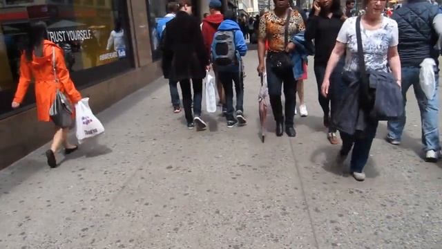 Нью-Йорк. Уличная мода. Просто прохожие.La moda en las calles de Nueva York. смотреть онлайн