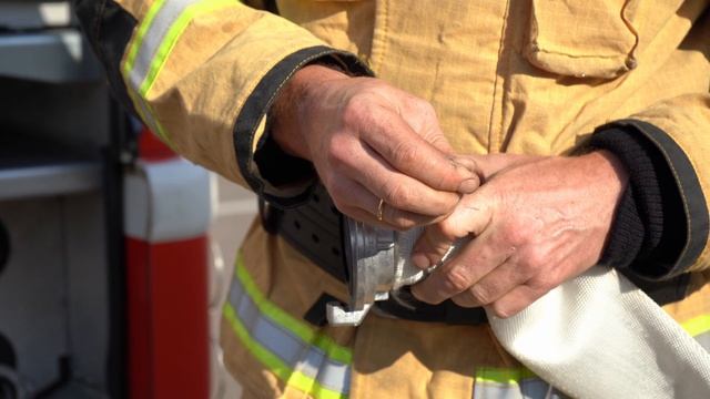 Как навязать пожарный рукав на соединительную головку в полевых условиях. Есть вариант!