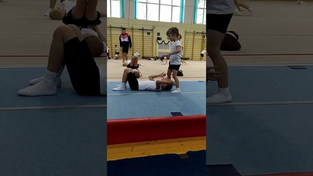Первый открытый урок по акробатике. Тренер Яценко О. А. смотреть онлайн
