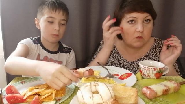 Мукбанг-завтрак. ?Мини Шашлычки ?из сосисок и омлет? смотреть онлайн
