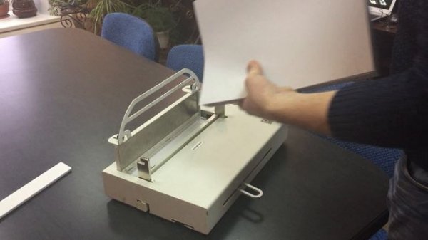 Переплет 300 листового бухгалтерского документа в обложку из белого картона на OPUS Atlas 300