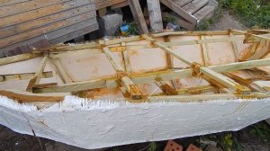 Завершение работ по проклейке лодки эпоксидной смолой