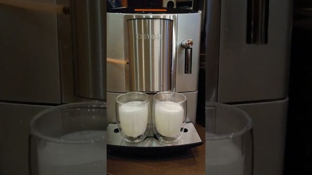 Dupla latte macchiato készítése Miele CM 5200 automata kávégéppel смотреть онлайн