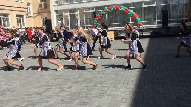 Последний Звонок 23 мая 2018. Флешмоб шк№1 г.Североуральск смотреть онлайн