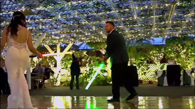 В США молодожёны вместо свадебного танца решили провести бой на световых мечах смотреть онлайн