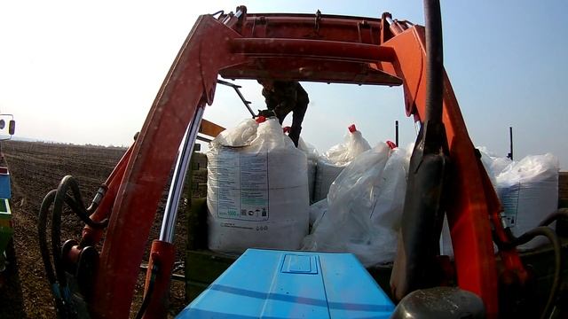 Разбрасываем удобрение на озимой пшеницы на мтз 82 и мтз 1025 смотреть онлайн