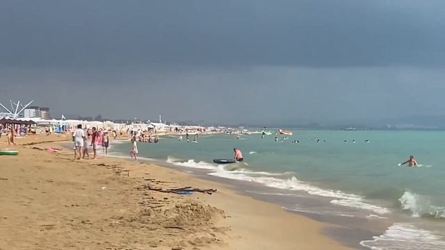 После ливня пляжи в Витязево опустели, а зря… смотреть онлайн