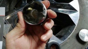 Заглушки и новые болты для литых дисков