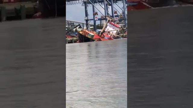 Container ship ALICA capsized at Ho Chi Minh port Nha Be смотреть онлайн