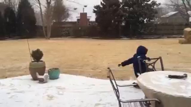 8-year-old learns what happens when you try to skate on snow смотреть онлайн
