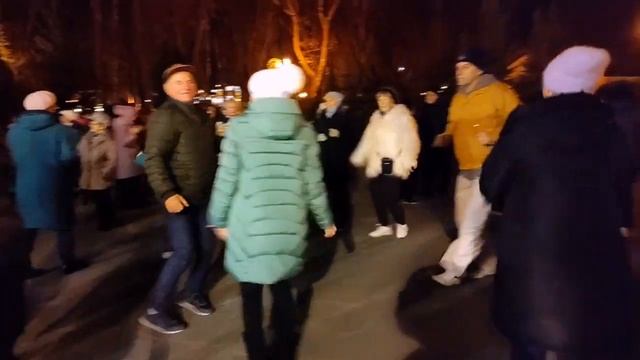 НЕ РАЗРЕШИЛА МНЕ МАМА ТВОЯ НА ТЕБЕ ЖЕНИТЬСЯ!??/ВЕСЁЛЫЕ ТАНЦЫ В ПАРКЕ ГОРЬКОГО ХАРЬКОВ НОЯБРЬ 2021 смотреть онлайн