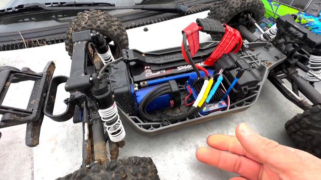 TRAXXAS au skatepark de Limoges ! Ses premiers jump ! смотреть онлайн