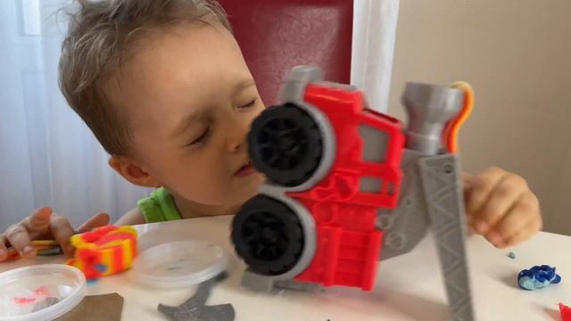 Элвис и мама играют с набором для лепки Play-Doh Wheels Пожарная машина смотреть онлайн