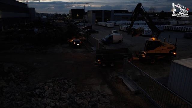 Wywóz i podgarnianie gruzu, Volvo BL71 i EW180C. смотреть онлайн