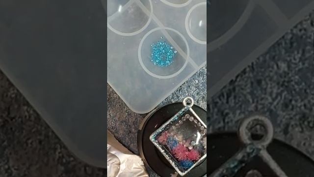 Бижутерия из УФ смолы. Кулон и серьги своими руками. Эпоксидная смола. Resinart. Эпоксидка. Видео 1 смотреть онлайн