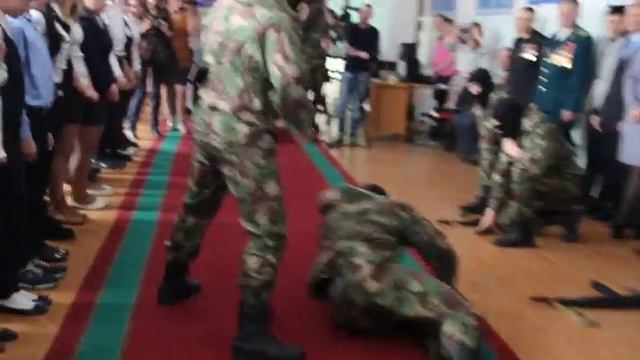 показательное выступление СОБР в биробиджанской школе смотреть онлайн