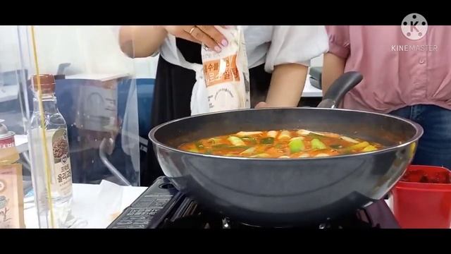 КАК В КОРЕЕ ГОТОВЯТ ОСТРЫЙ СУП. смотреть онлайн