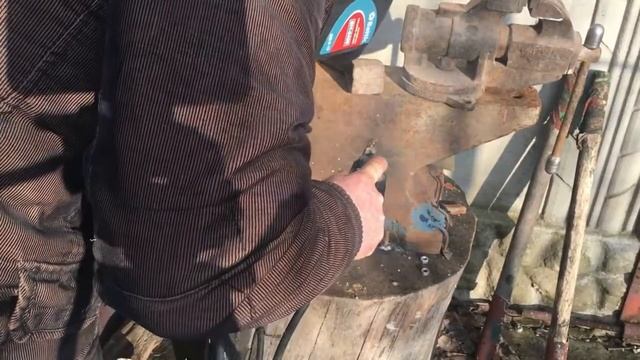 Как надежно закрепить тиски на пень возле наковальни смотреть онлайн