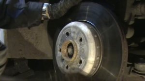 BMW 5 Series F10. Замена задних тормозных дисков и колодок.