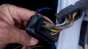 Hyundai Solaris как протянуть акустический провод в передние двери.