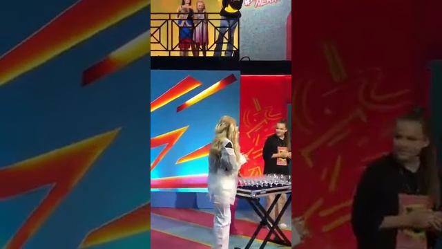 Милана Илюхина учит Валю Карнавал и Карину Кросс играть на бокалах песню Ромашки смотреть онлайн