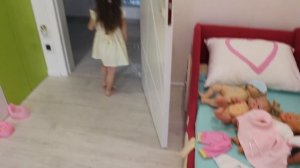 Кира как мама  Играет в дочки матери с куклами беби бон кормит и купает. Видео для детей. Ляля