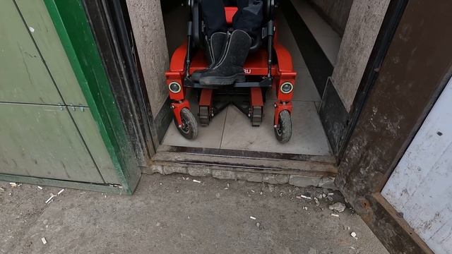 Кресло-коляска ступенькоход Caterwil GTS5 поехали по гулять смотреть онлайн
