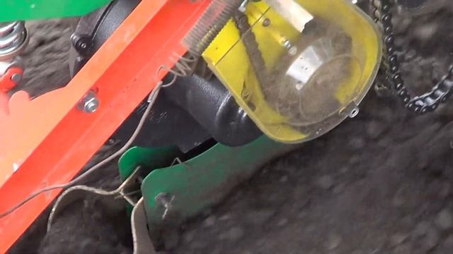 Сіємо гарбузи . Сеем тыкву китайской сеялкой точного высева