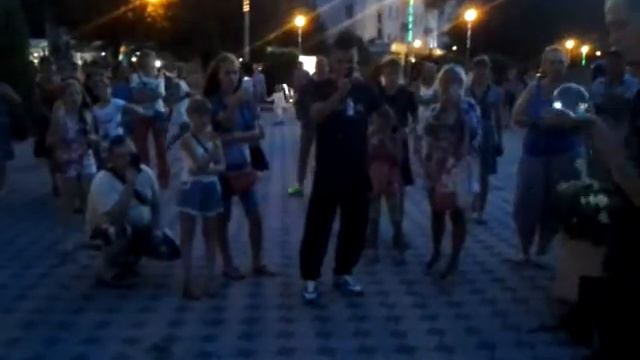 Удивительное жанглирование шаром смотреть онлайн