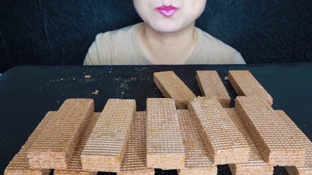 ASMR CHOCOLATE WAFER (NO TALKING) SOFT CRUNCH EATING SOUND смотреть онлайн