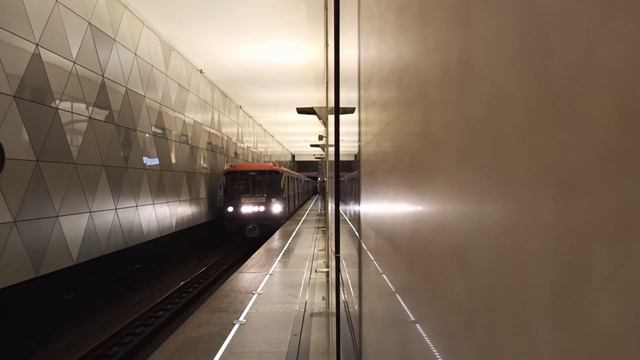 Метро Москва прибывает поезд станция Селигерская конечная Люблинско-Дмитровская линия смотреть онлайн