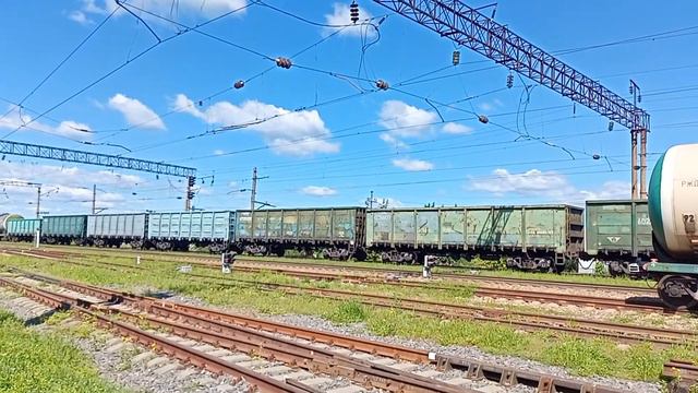 Электровоз 3ЭС5К-375 "Ермак" с грузовым поездом. смотреть онлайн