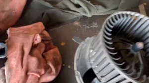 Свист от моторчика печки. Профилактика. Или как снять моторчик печки гольф 5