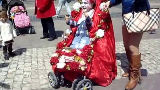 Bebé en la Plaza mayor смотреть онлайн