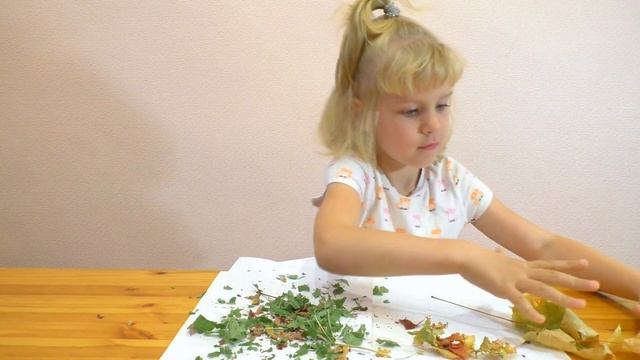 Аппликация из листьев "Осеннее дерево". Как сделать легкую поделку на тему осень в садик. смотреть онлайн