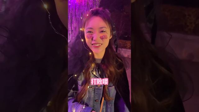 当我跟美女亲嘴时，恰巧被美女老板看到，这下可惨了！ смотреть онлайн