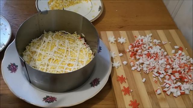 Салат на Новый Год с крабовыми палочками и грибами смотреть онлайн