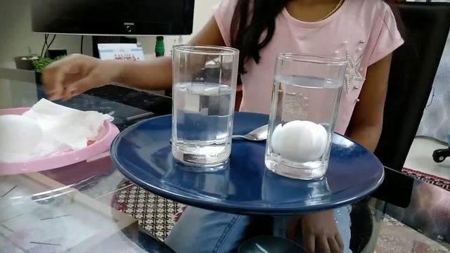 Water Density science Experiment with Eggs and salt. смотреть онлайн