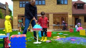 Scary Old Hug украла детей Страшный паук Слизь steals Kid's Spider Attack Bubble bombs