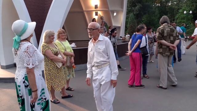 ПУСТЬ СДОХНУТ ТЕ, КТО НАС НЕ ЗАХОТЕЛ!???/ВЕСЁЛЫЕ ТАНЦЫ В ПАРКЕ ГОРЬКОГО ХАРЬКОВ ИЮЛЬ 2021 смотреть онлайн